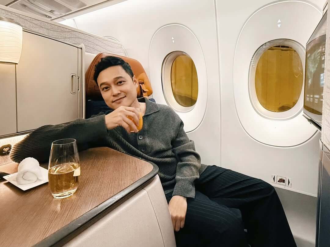 Ca sĩ Quang Vinh trên ghế ngồi hạng thương gia của Turkish Airlines