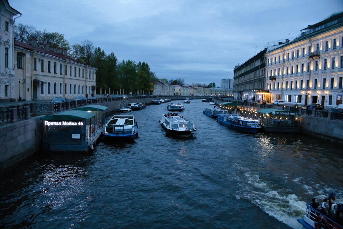 Tàu du lịch trên kênh đào Saint Petersburg lúc chạng vạng