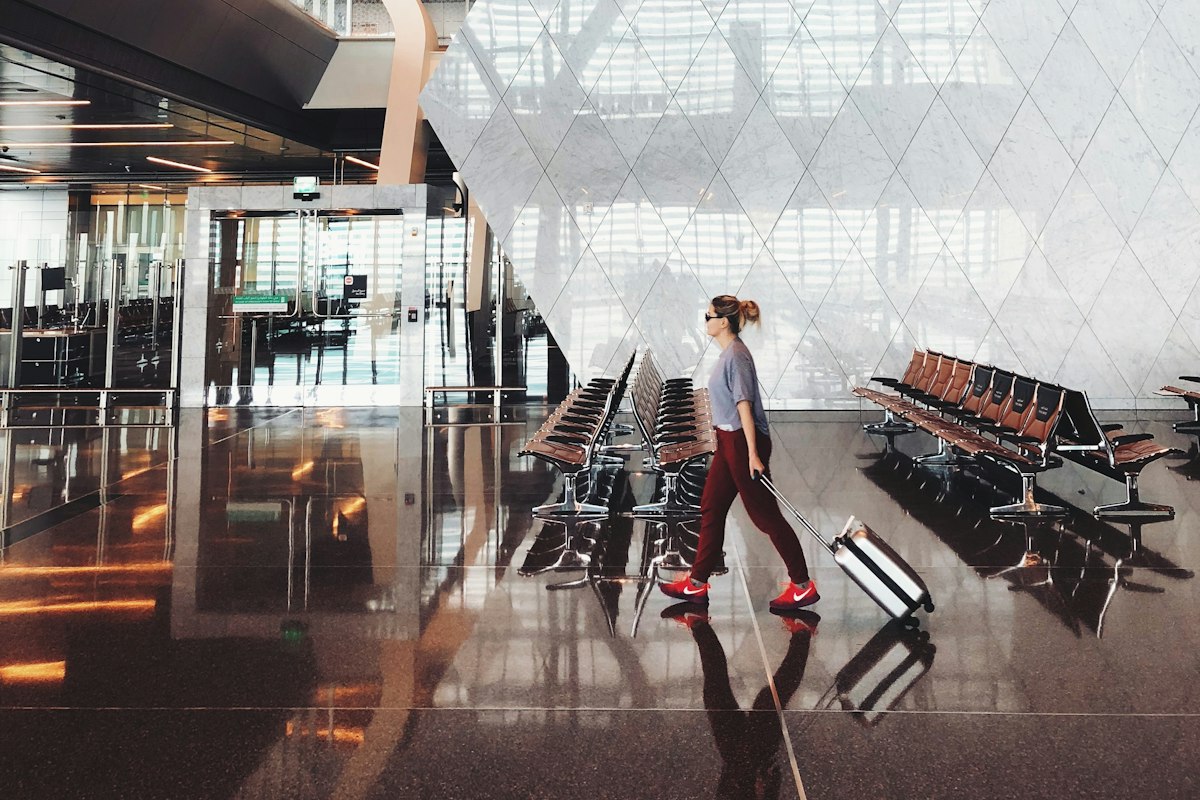 Hành khách di chuyển trong nhà ga sân bay quốc tế khi nối chuyến