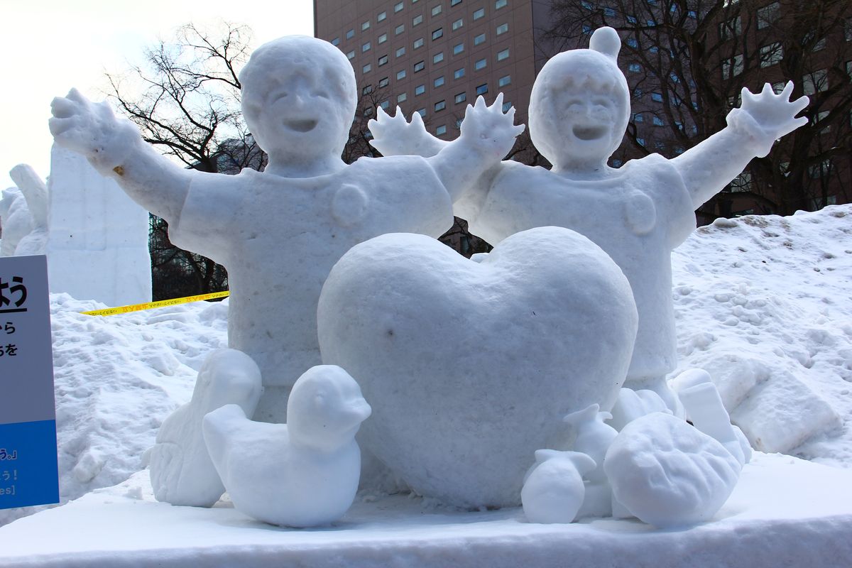 Tượng tuyết nhân vật vui nhộn tại lễ hội tuyết Sapporo