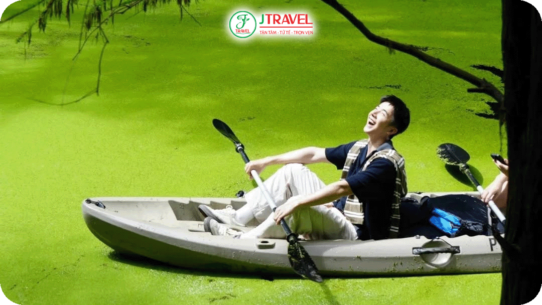 Chèo kayak giữa rừng nước xanh biếc
