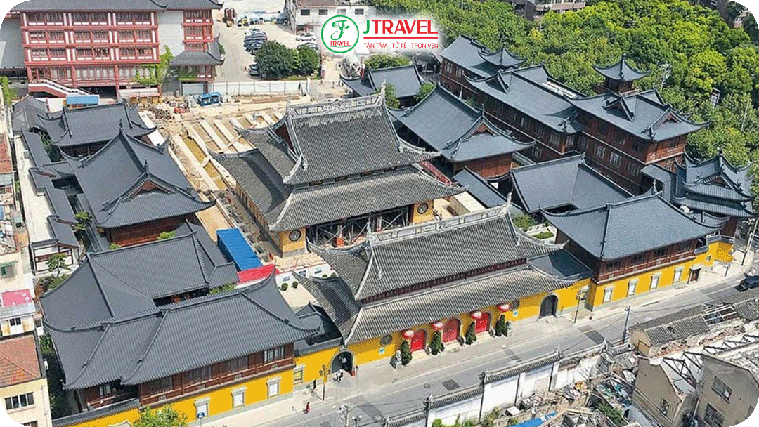 Nhìn từ phía trên Chùa Phật Ngọc như một ốc đảo giữa lòng đô thị