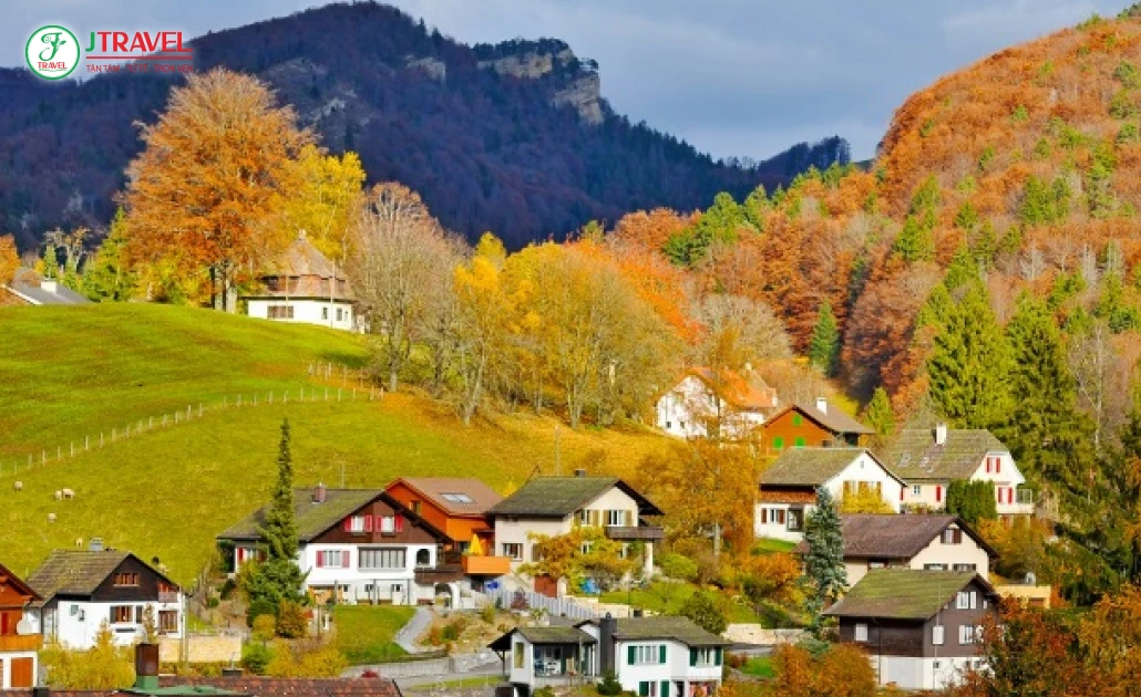Mùa thu Thụy Sĩ rực rỡ sắc vàng đỏ của lá phong
