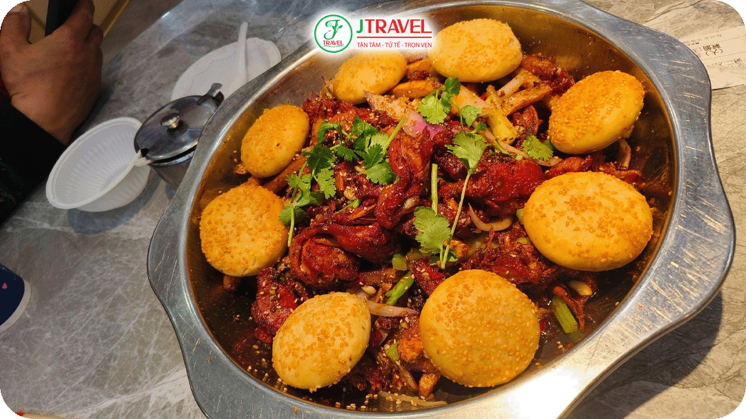 Lẩu khô có vị cay nhẹ thích hợp đi nhóm đông người