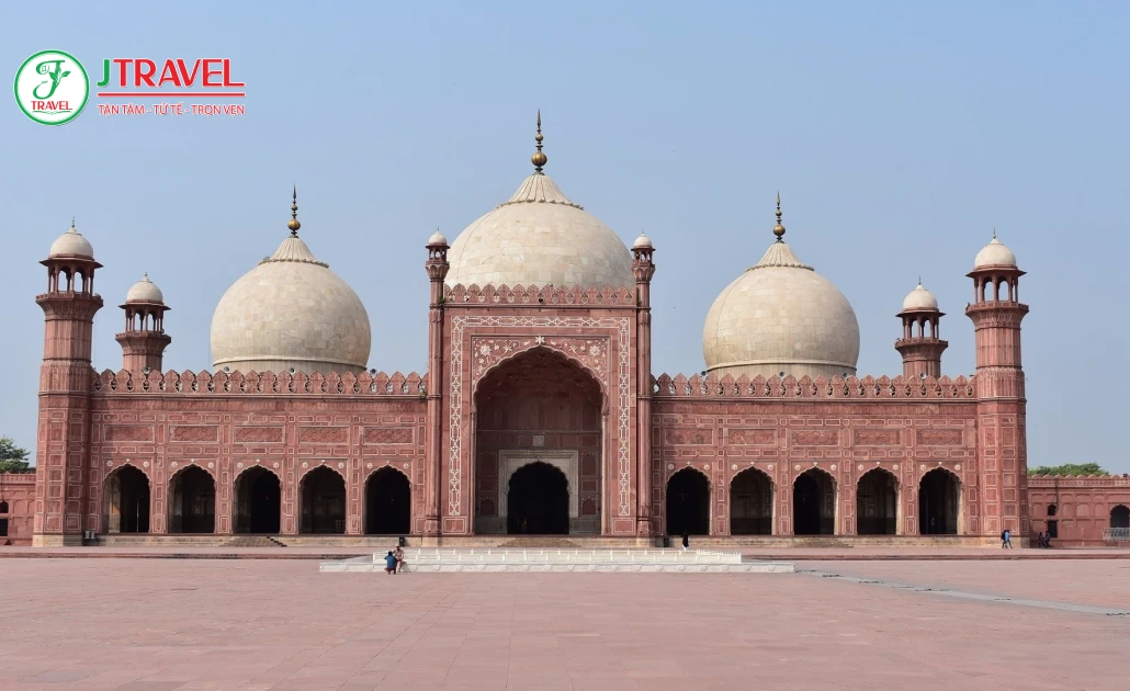 Badshahi Mosque với đá sa thạch đỏ và mái vòm cẩm thạch trắng