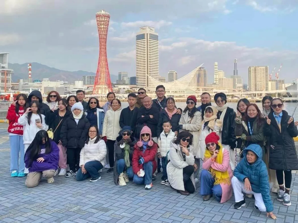 Đoàn khách J Travel bên tháp cảng Kobe