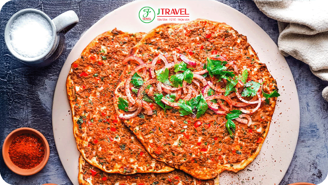 Lahmacun – bánh mỏng phủ thịt và rau băm