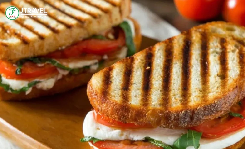 Panini bánh mì kẹp phổ biến cho bữa trưa nhanh