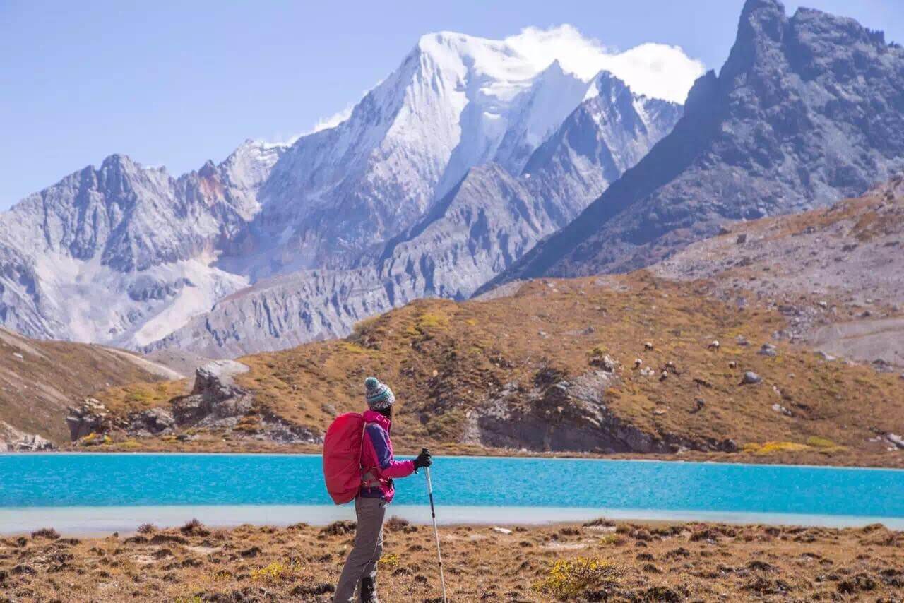 Hành trình hiking với những ngọn núi tuyết hùng vĩ bao quanh