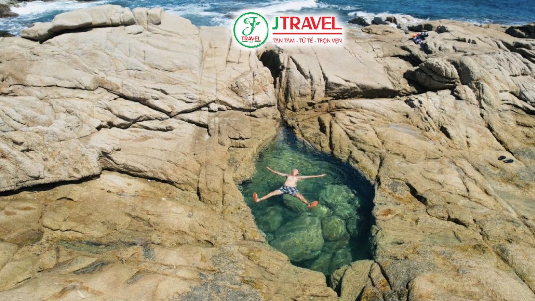 Hồ vô cực tự nhiên hình thành giữa bãi đá