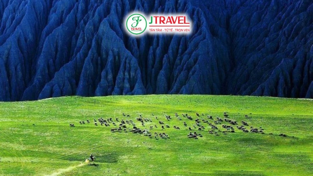 Vách đá dựng đứng nhiều tầng tại Dushanzi grand canyon