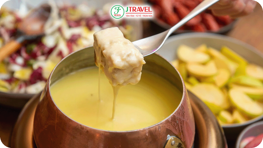 Cheese Fondue là món ăn tiêu biểu thường được nhắc đến khi du lịch Thụy Sĩ