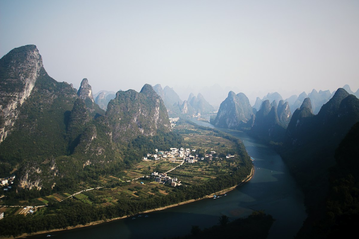 Núi đá vôi bên dòng sông ở Dương Sóc