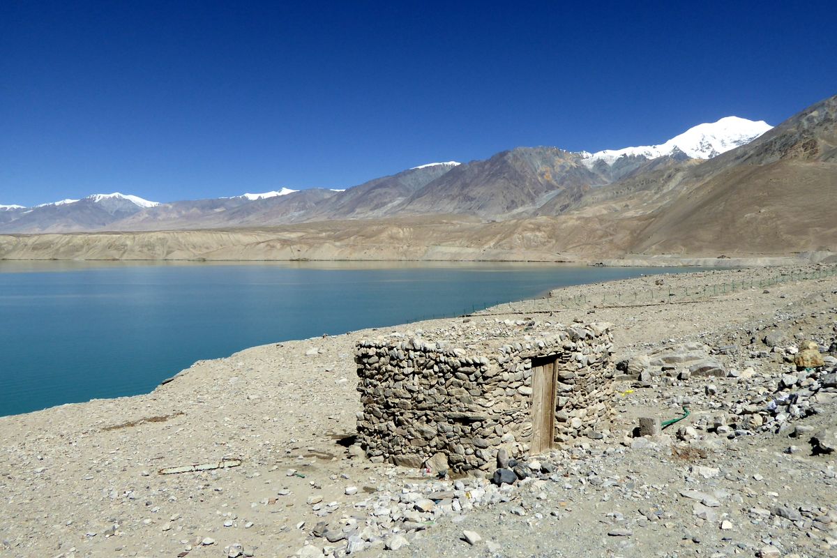 Hồ Baisha và những đỉnh núi tuyết trên cao nguyên Pamir