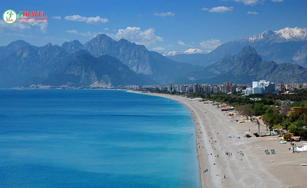 Bãi biển Konyaaltı với cát mịn và nước biển trong xanh