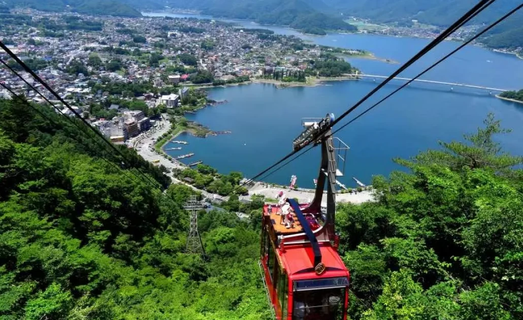 Du khách ngắm trọn 360 độ cảnh hồ Kawaguchi từ cáp treo Kachikachi
