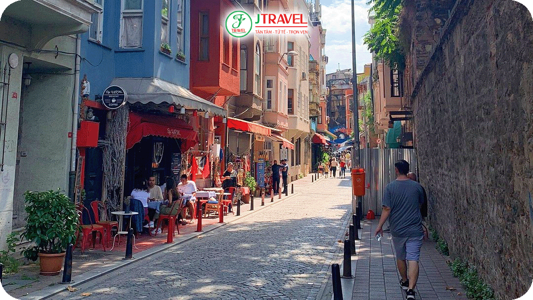 Các con ngõ lót đá giữ nguyên nét cổ kính Balat