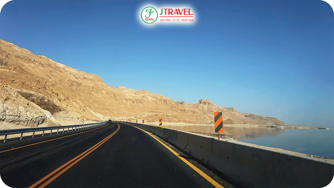 Bạn có thể di chuyển theo hướng về Jerusalem để đến Biển Chết