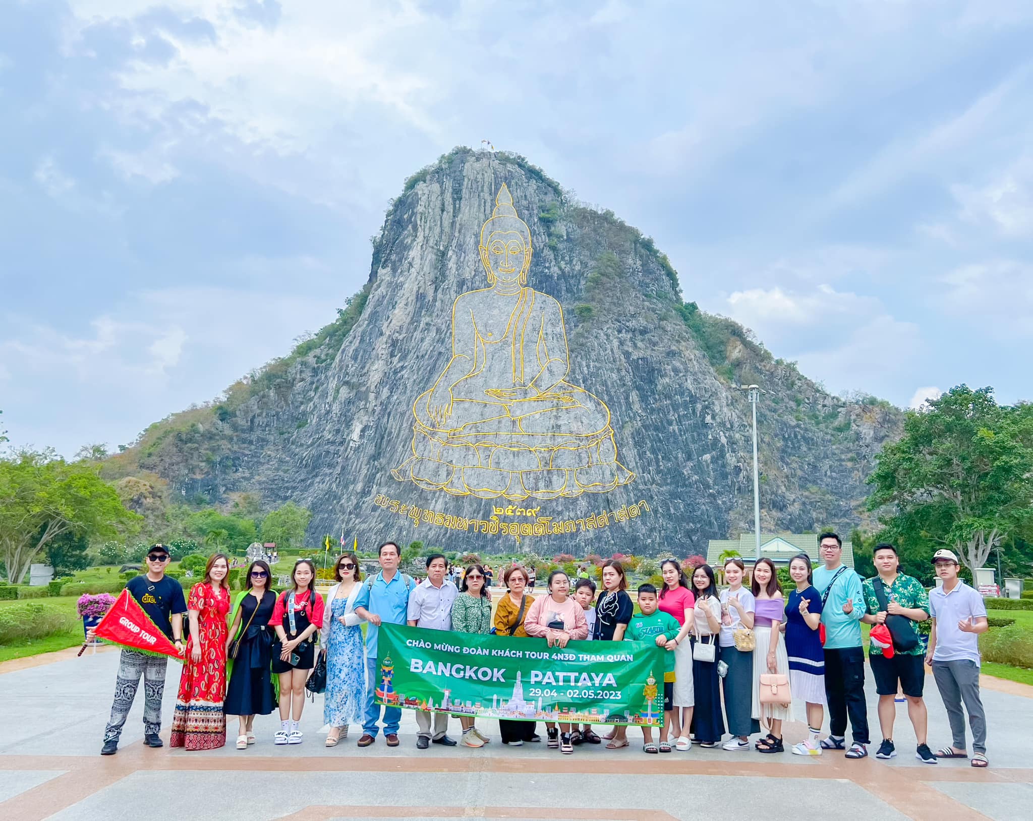 Trân Bảo Phật Sơn với tượng Phật khắc vàng trên núi
