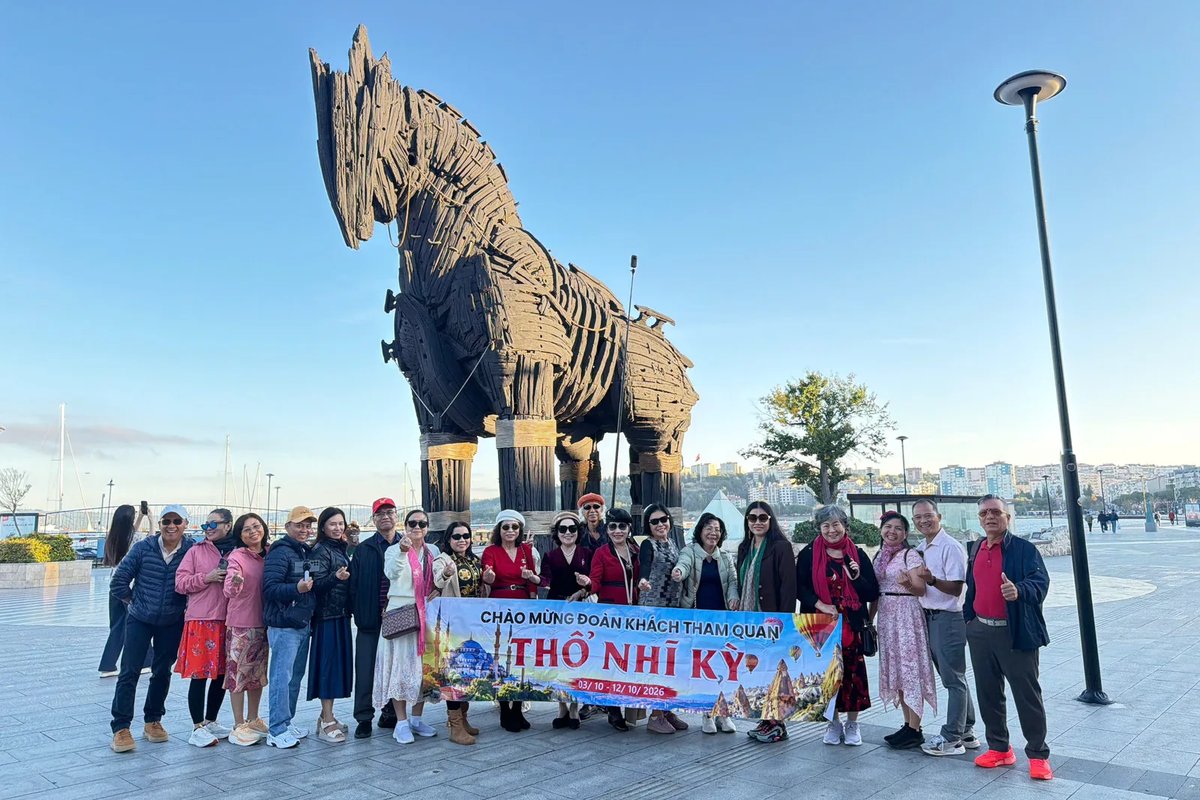 Đoàn khách J Travel bên ngựa gỗ thành Troy ở Canakkale