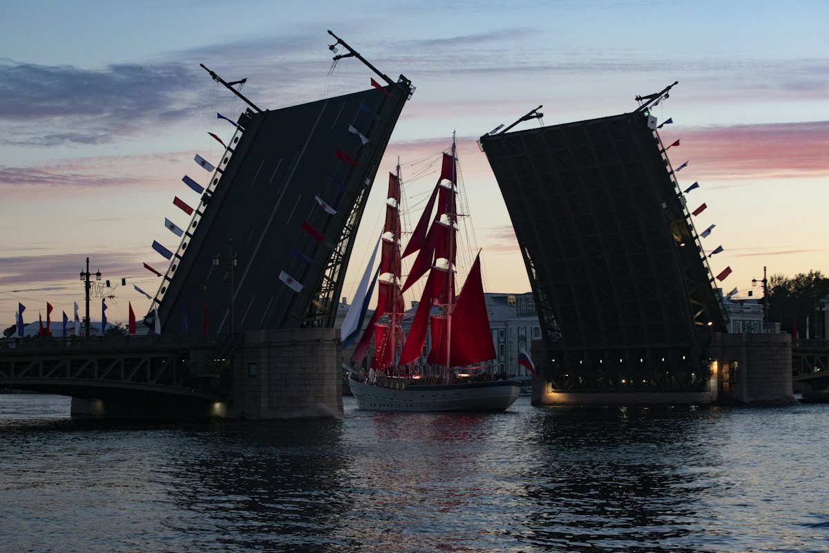 Con thuyền Cánh buồm đỏ (Scarlet Sails) đi qua cầu Palace Bridge trên sông Neva