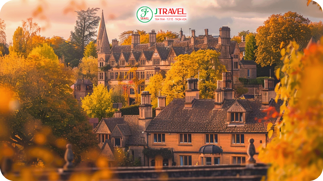Ngôi làng Bibury đẹp như tranh vẽ, nổi bật với những ngôi nhà đá cổ và hàng cây lá vàng mùa thu