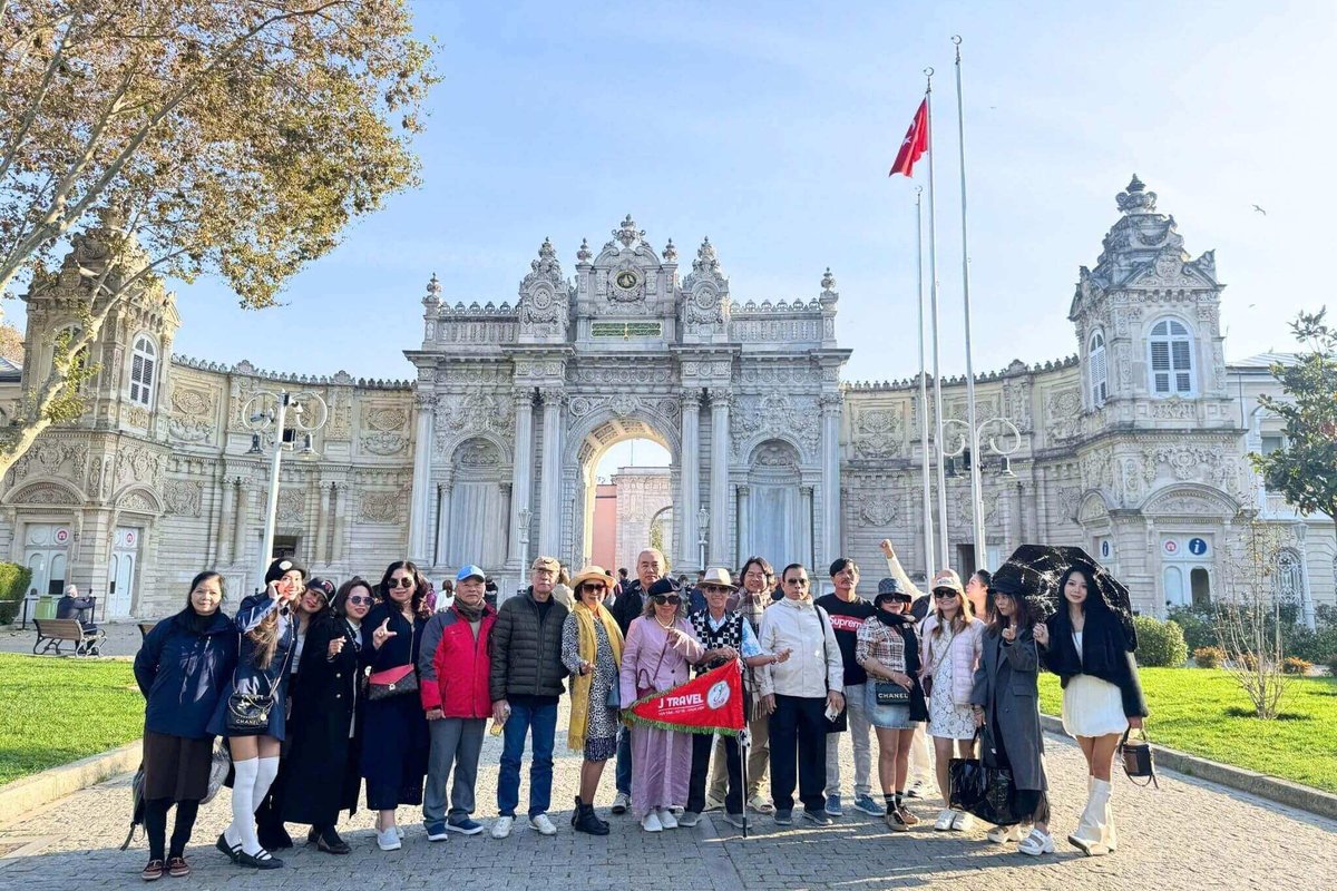 Đoàn khách J Travel trước cổng cung điện Dolmabahçe