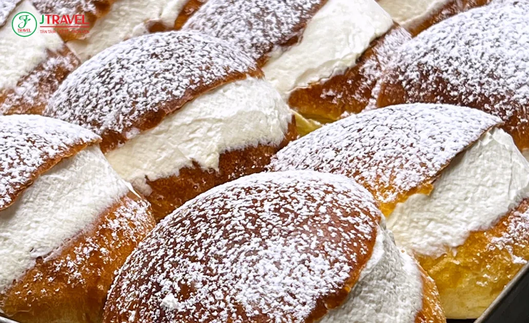 Maritozzo bánh bông lan truyền thống nhồi kem tươi