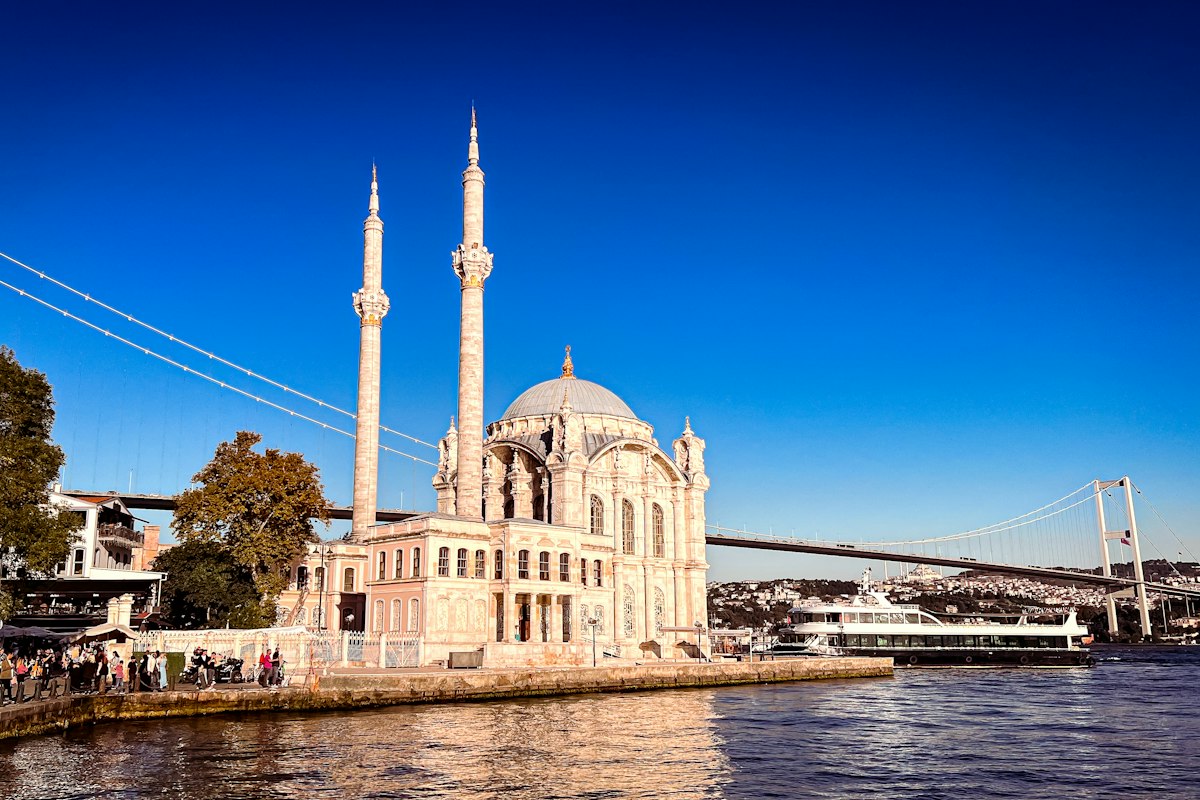 Nhà thờ Hồi giáo Ortaköy bên eo biển Bosphorus
