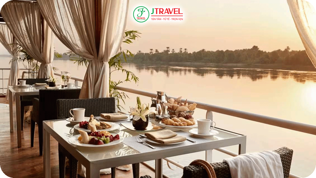Bữa ăn trên du thuyền Sanctuary Nile Adventurer