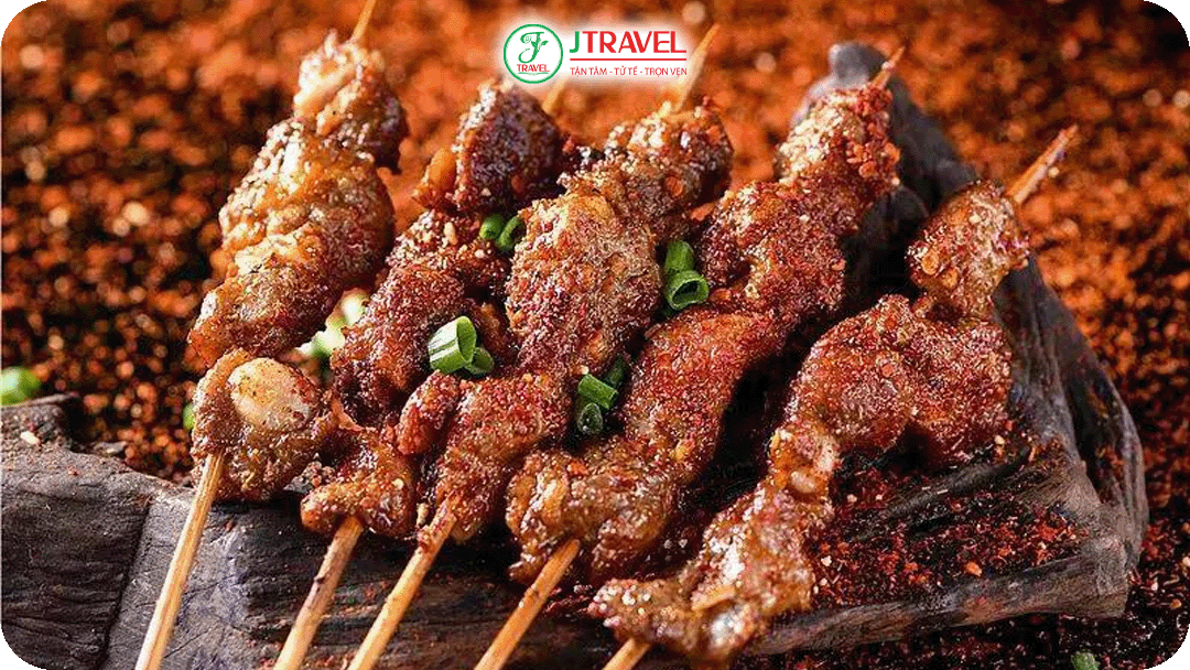 Thịt bò ướp đậm gia vị, nướng trên than hồng, rắc thêm bột ớt và tiêu Tứ Xuyên