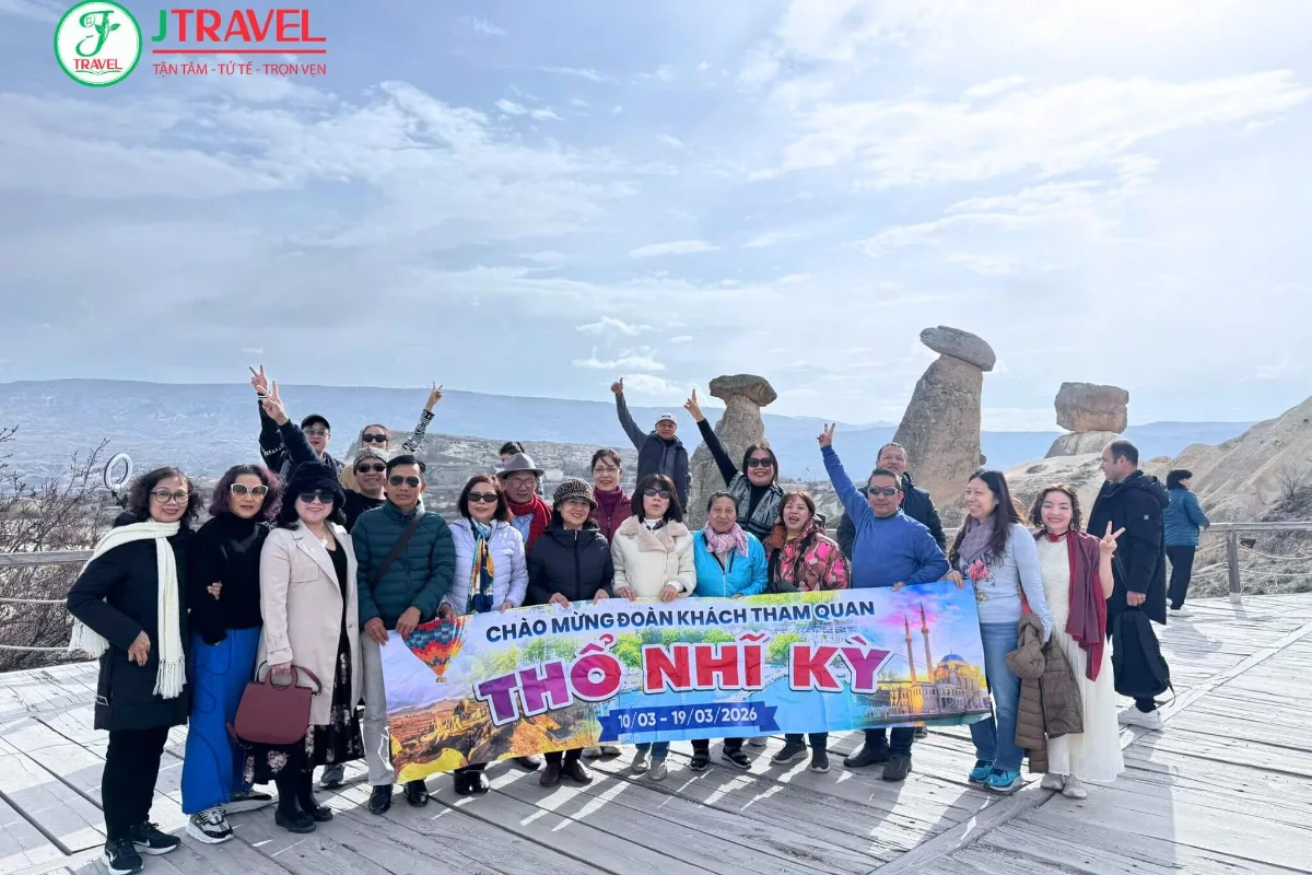 Đoàn khách J Travel mặc áo khoác, khăn len khi du lịch Thổ Nhĩ Kỳ mùa lạnh