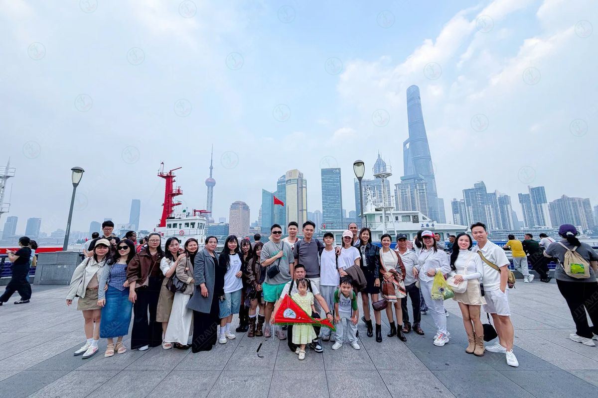 Đoàn khách J Travel bên bến Thượng Hải (The Bund), Trung Quốc