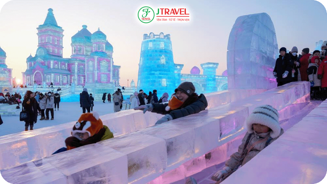 Du khách trải nghiệm đường trượt băng mini