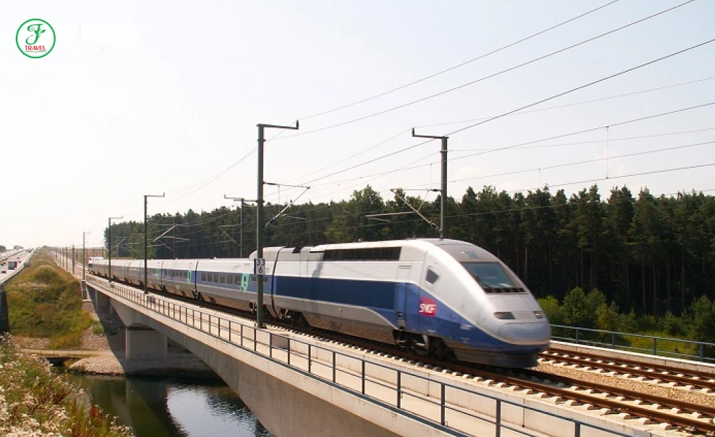 Du khách đi tàu từ Lucerne đến Engelberg để tự túc lên đỉnh núi Titlis