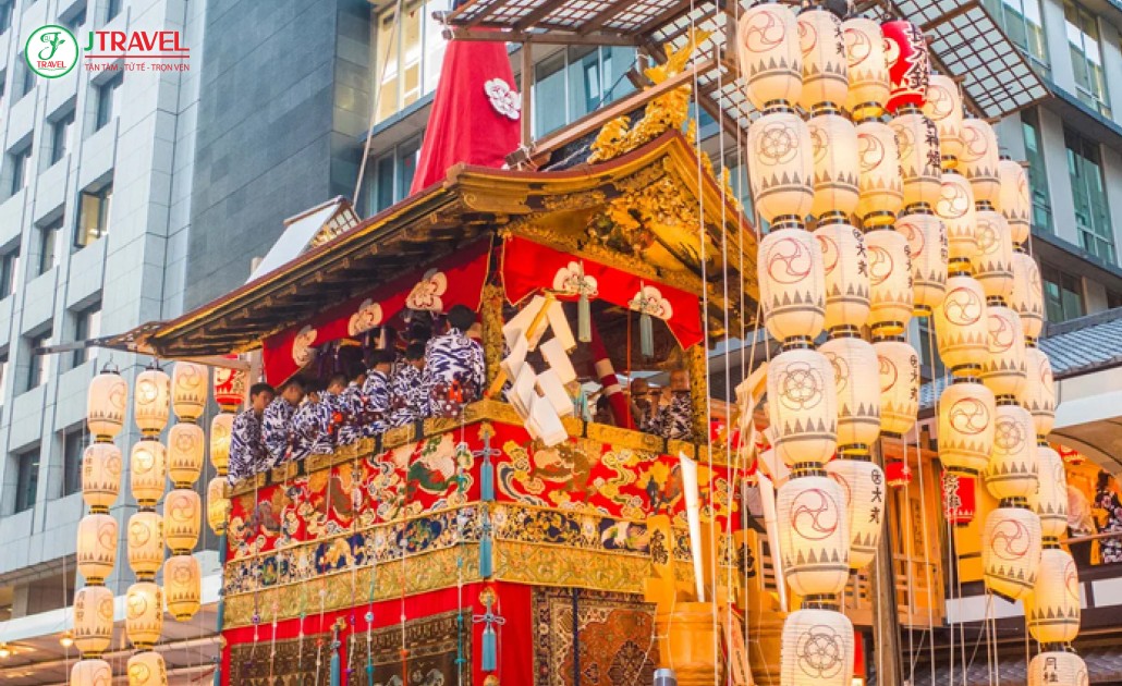 Du khách tham gia Lễ hội Matsuri tại Yamanashi với trang phục truyền thống