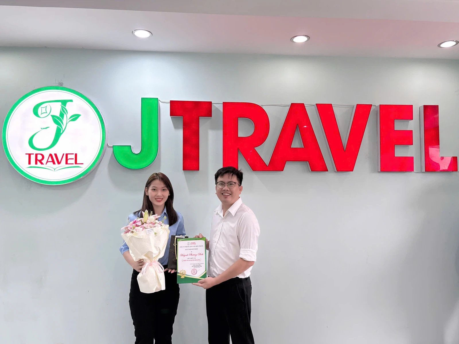Phó phòng Kinh doanh Team 2 – Huỳnh Phương Anh Ms. Huỳnh Phương Anh nhận quyết định bổ nhiệm Phó phòng Kinh doanh Team 2 J Travel