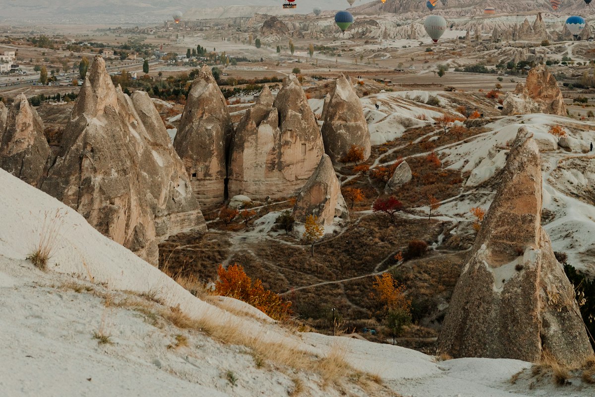 Khinh khí cầu bay trên thung lũng Cappadocia