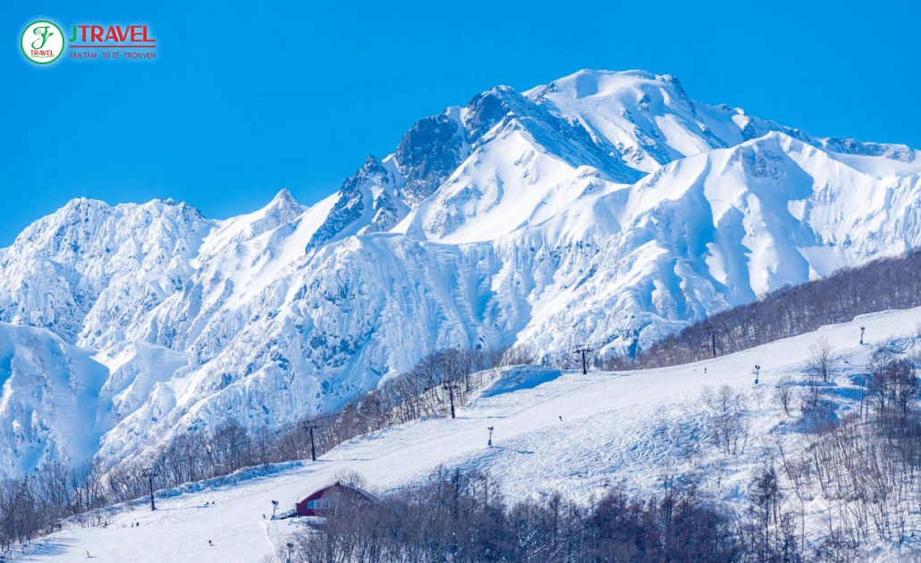Khung cảnh mùa đông phủ tuyết trắng tại Hakuba