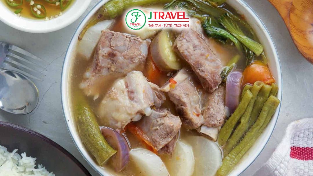 Sinigang canh chua Philippines nấu từ tôm cá thịt heo