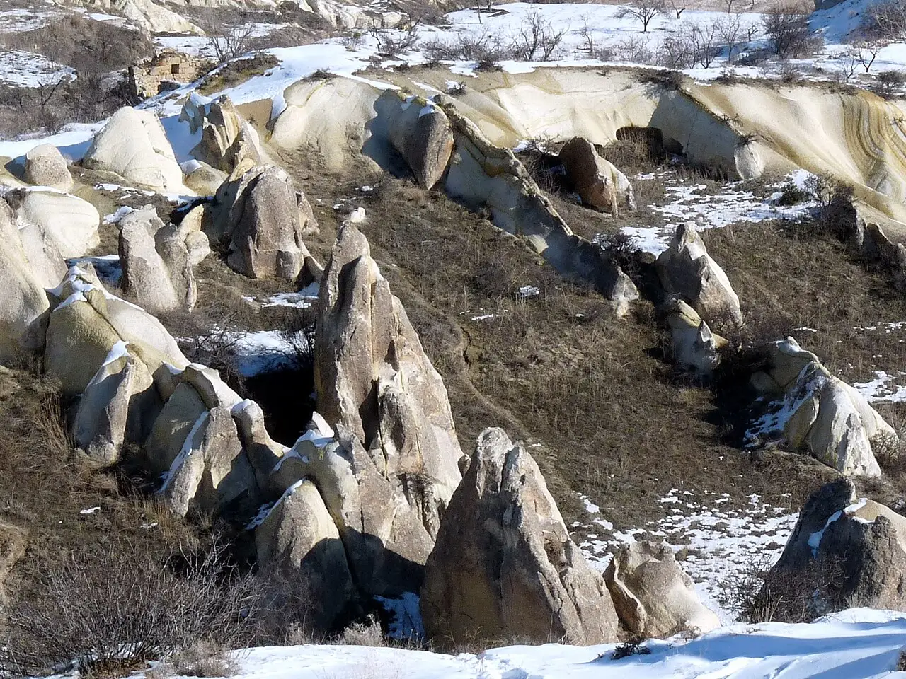 Cappadocia mùa đông có tuyết phủ các khối đá