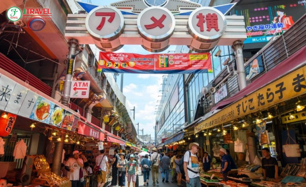 Quang cảnh Ameyoko nhộn nhịp với hàng loạt cửa hàng bán thực phẩm