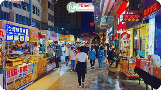 Chợ đêm phố cổ Aksu, một địa điểm nổi tiếng về đêm tại Tân Cương
