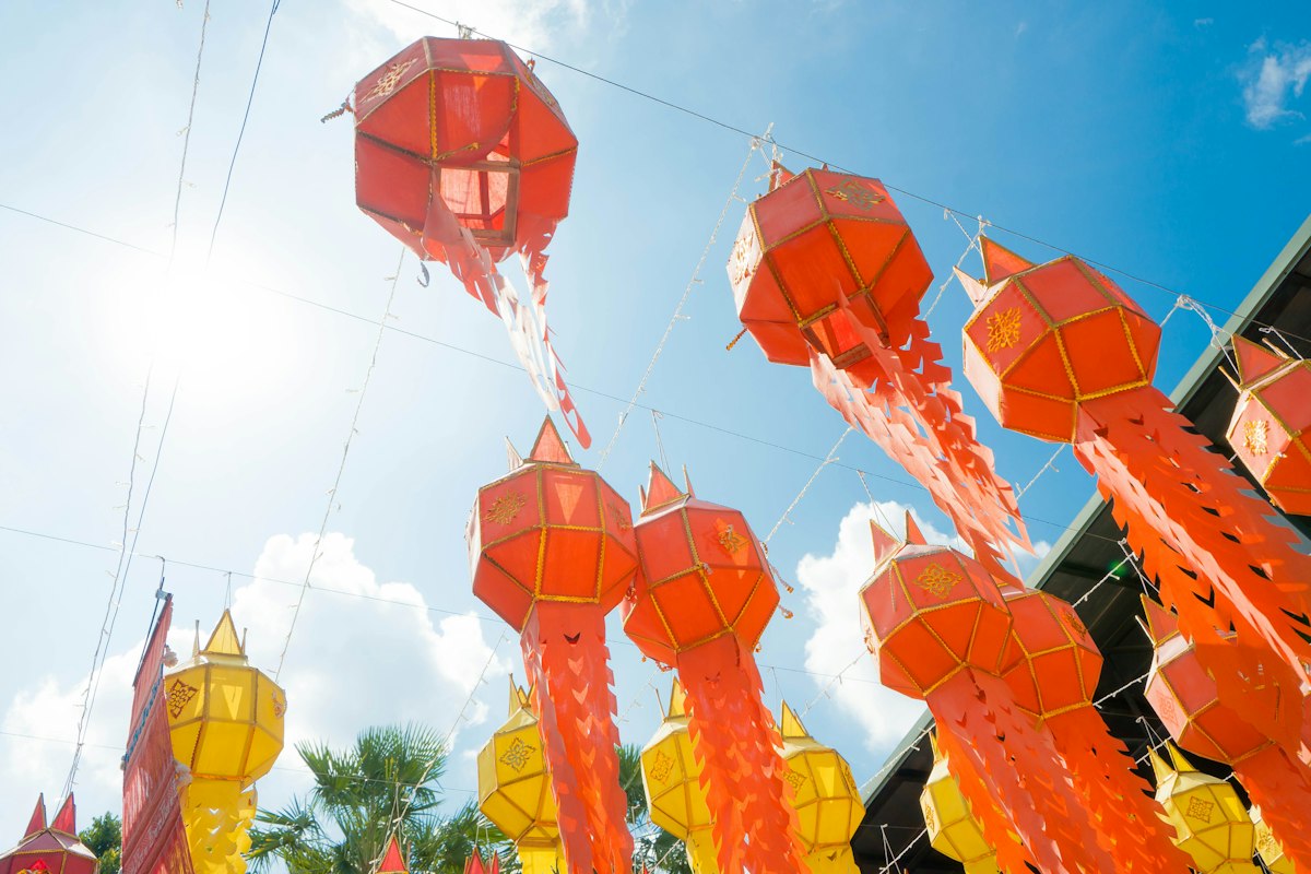 Đèn lồng đỏ vàng trang trí ở Chiang Mai