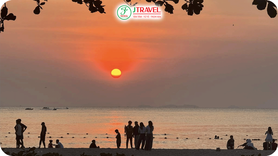Ngắm Hoàng Hôn Trên Bãi Biển Mũi Nai