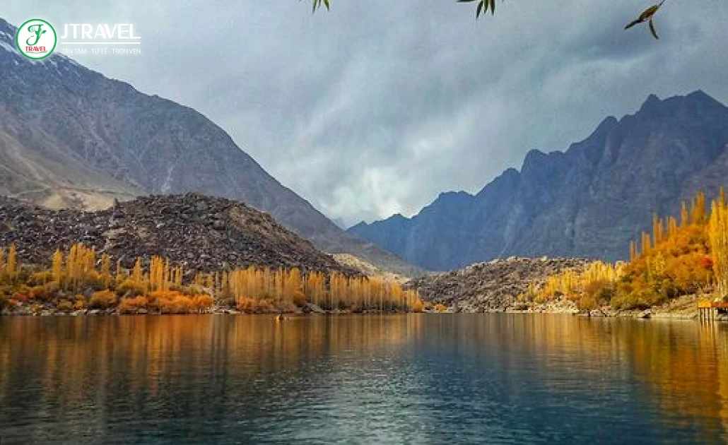 Upper Kachura Lake với mặt nước xanh ngọc giữa núi tuyết Skardu