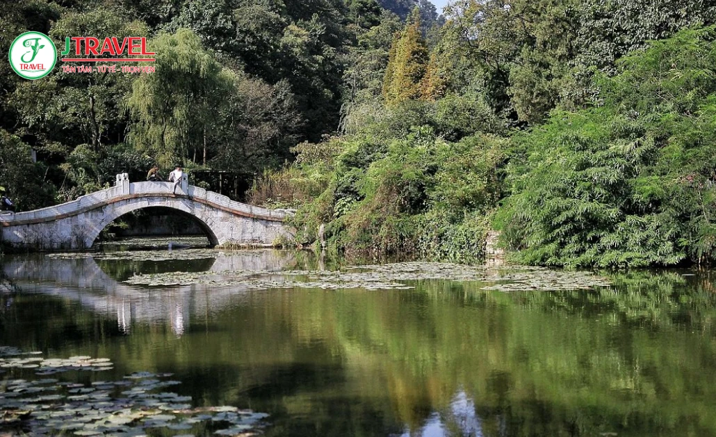 Không khí trong lành tại Qianling Park khi du lịch Quý Dương