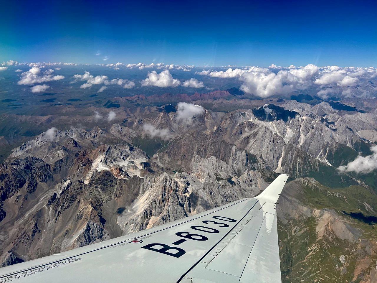 Cảnh máy bay trên cao ở Á Đinh