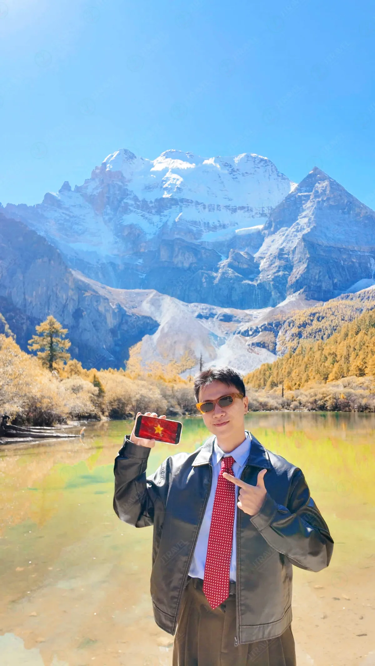 Đoàn khách J Travel tham quan Á Đinh mùa lá vàng