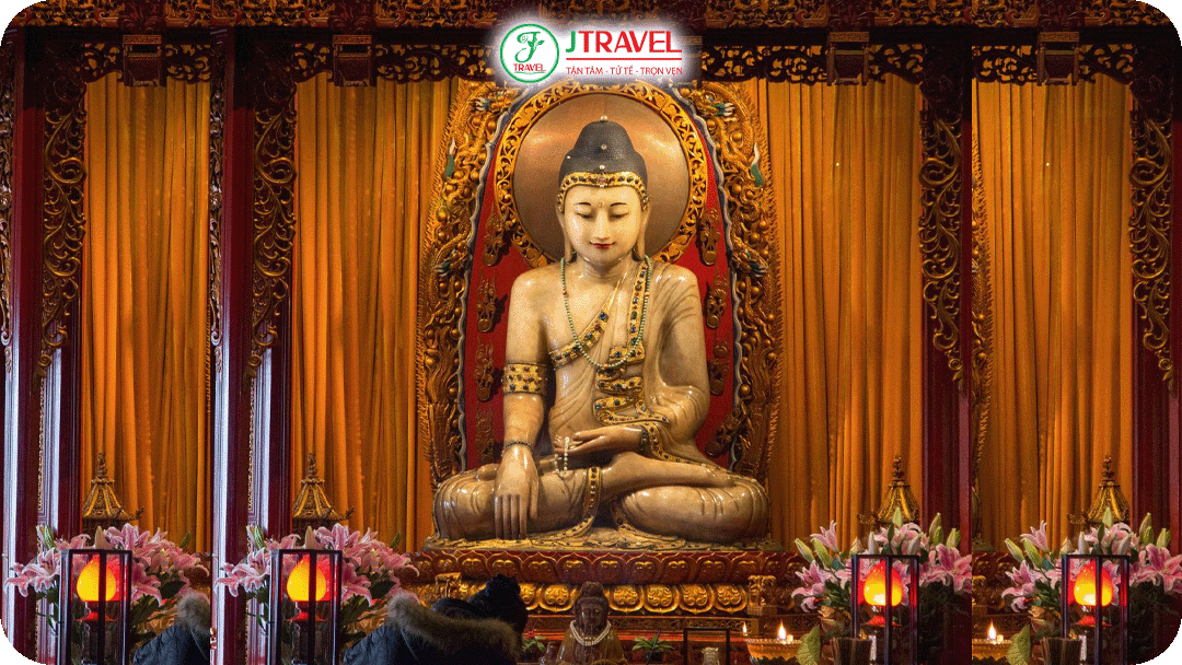 Tháp Phật Ngọc là một hạng mục quan trọng của Chùa Phật Ngọc